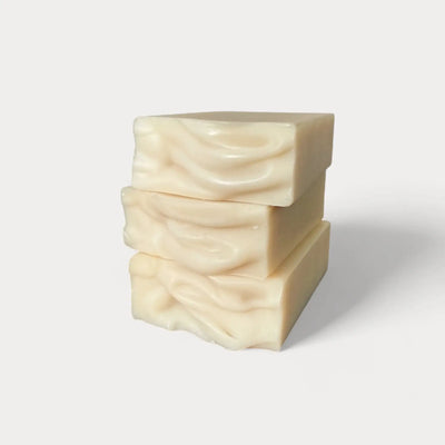 Savon artisanal et naturel à l'huile essentielle de tea tree (arbre à thé). Savon solide hydratant par Savonnerie Escale Nature au Québec