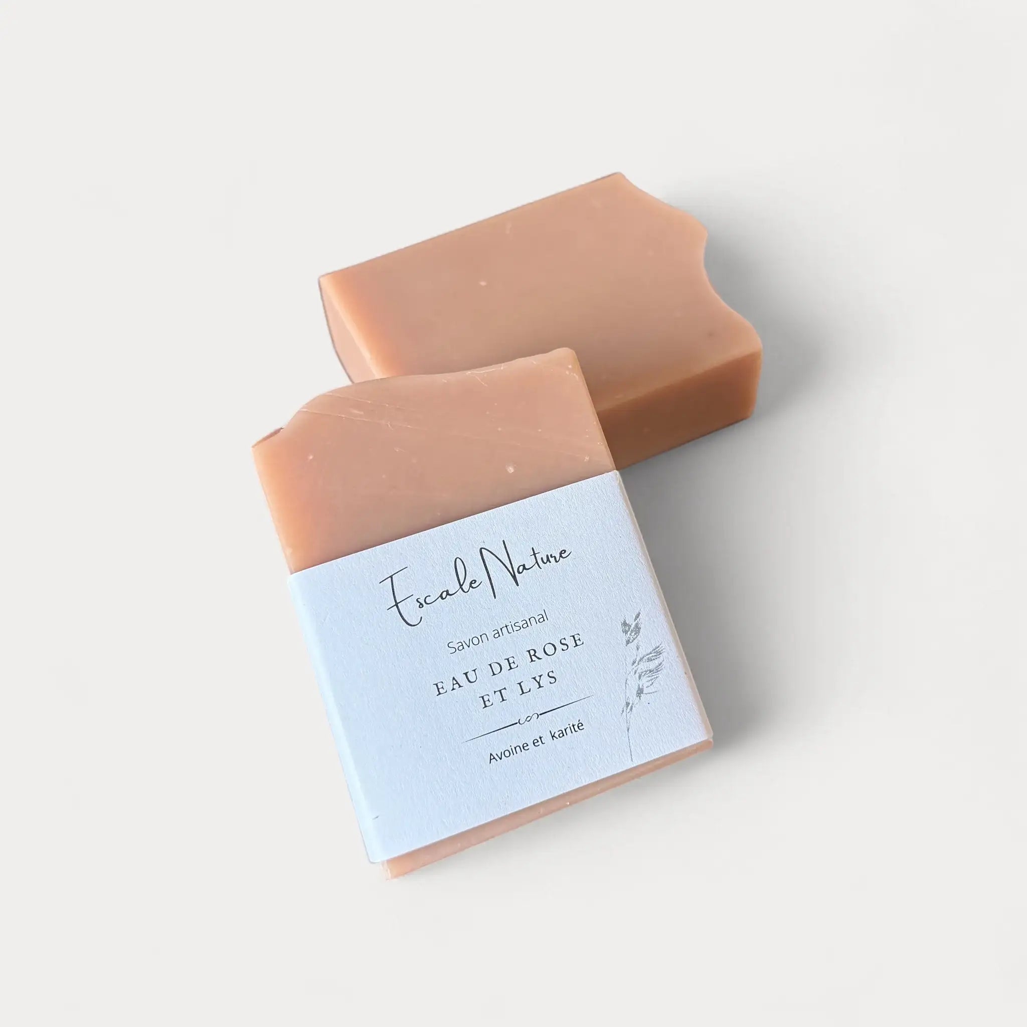 Savon naturel et artisanal eau de rose et lys avec avoine et beurre karité - Savonnerie Escale Nature au Québec