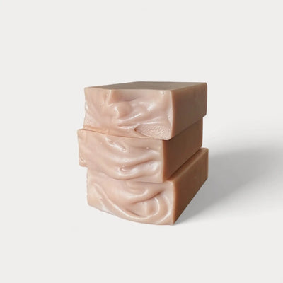 Savon naturel et artisanal eau de rose et lys avec avoine et beurre karité - Savonnerie Escale Nature au Québec