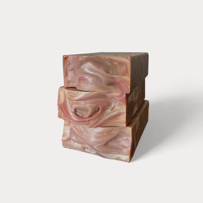 Savon naturel et artisanal pétales et sucre rose  par Savonnerie Escale Nature au Québec