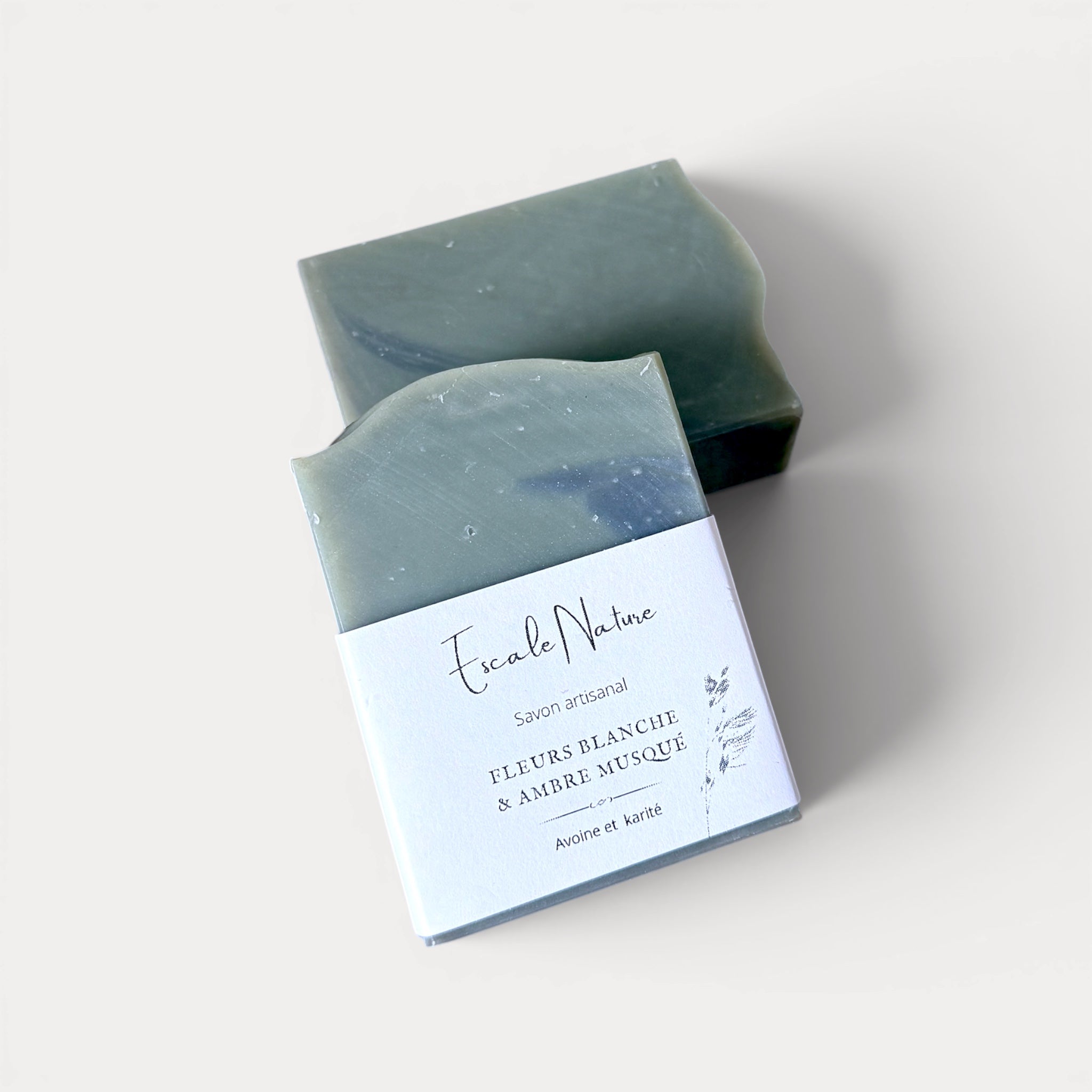 Savon naturel et artisanal au parfum de fleurs blanches et d'ambre musqué fait au Québec par Savonnerie Escale Nature