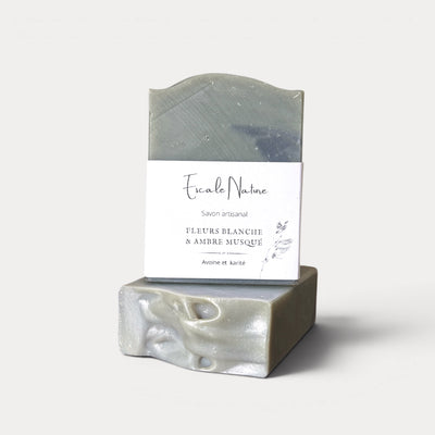 Savon naturel et artisanal au parfum de fleurs blanches et d'ambre musqué fait au Québec par Savonnerie Escale Nature