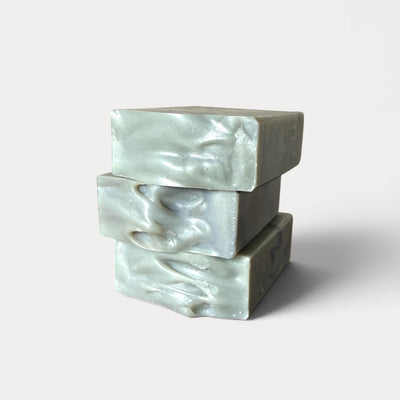 Savon naturel et artisanal au parfum de fleurs blanches et d'ambre musqué fait au Québec par Savonnerie Escale Nature