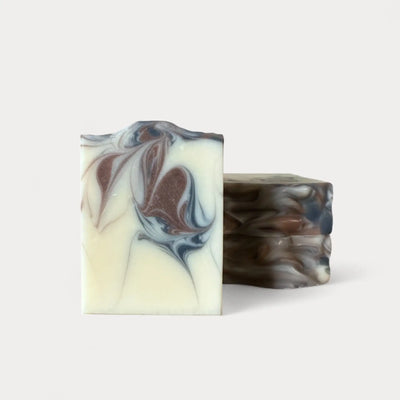 Savon naturel et artisanal épinette noire avec avoine et beurre de karité - Savon solide pour homme par Savonnerie Escale Nature au Québec