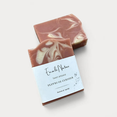 Savon floral pour femme naturel et artisanal fleurs de cerisier avec avoine et beurre de karité - Savon solide par Savonnerie Escale Nature au Québec