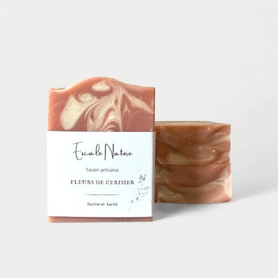 Savon floral pour femme naturel et artisanal fleurs de cerisier avec avoine et beurre de karité - Savon solide par Savonnerie Escale Nature au Québec