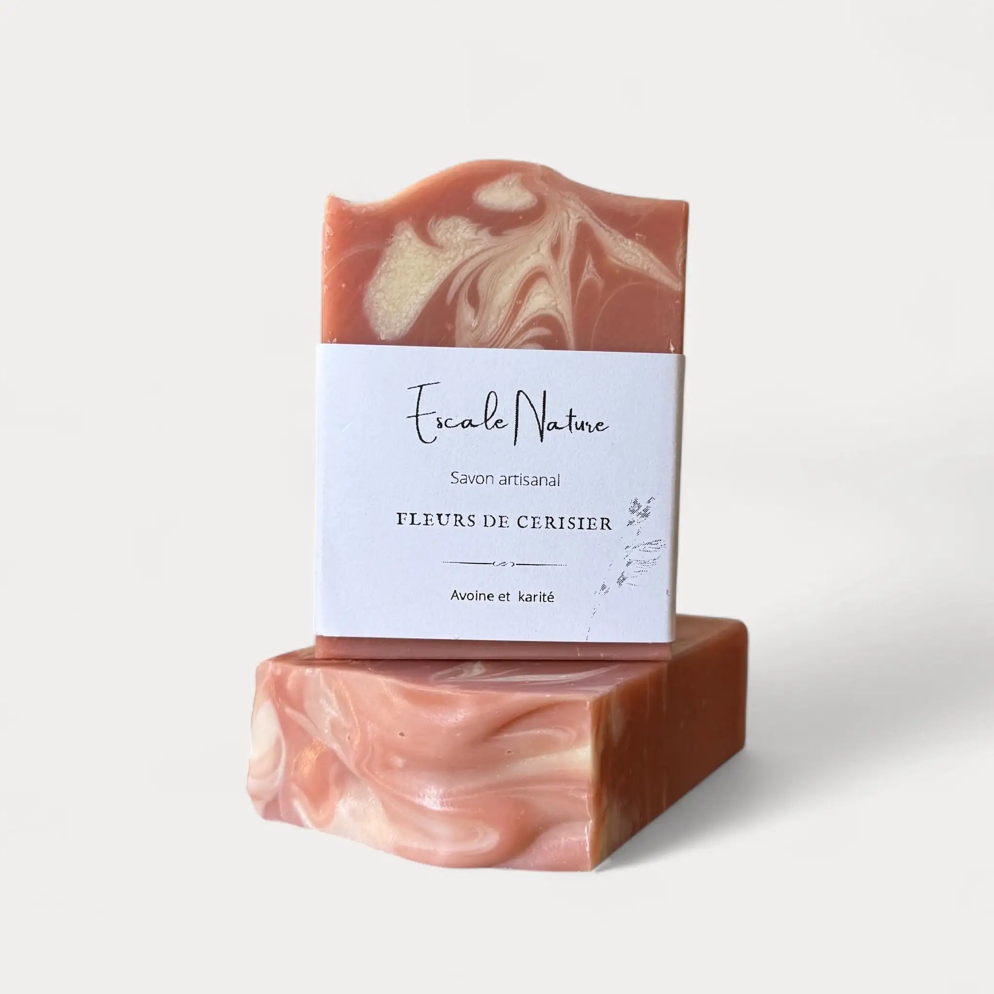 Savon floral pour femme naturel et artisanal fleurs de cerisier avec avoine et beurre de karité - Savon solide par Savonnerie Escale Nature au Québec