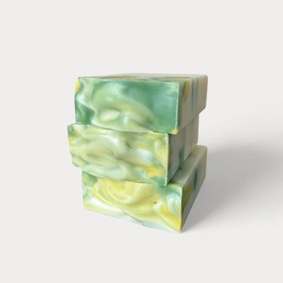 Savon floral artisanal et naturel tilleul et aloès par Savonnerie Escale Nature au Québec. 