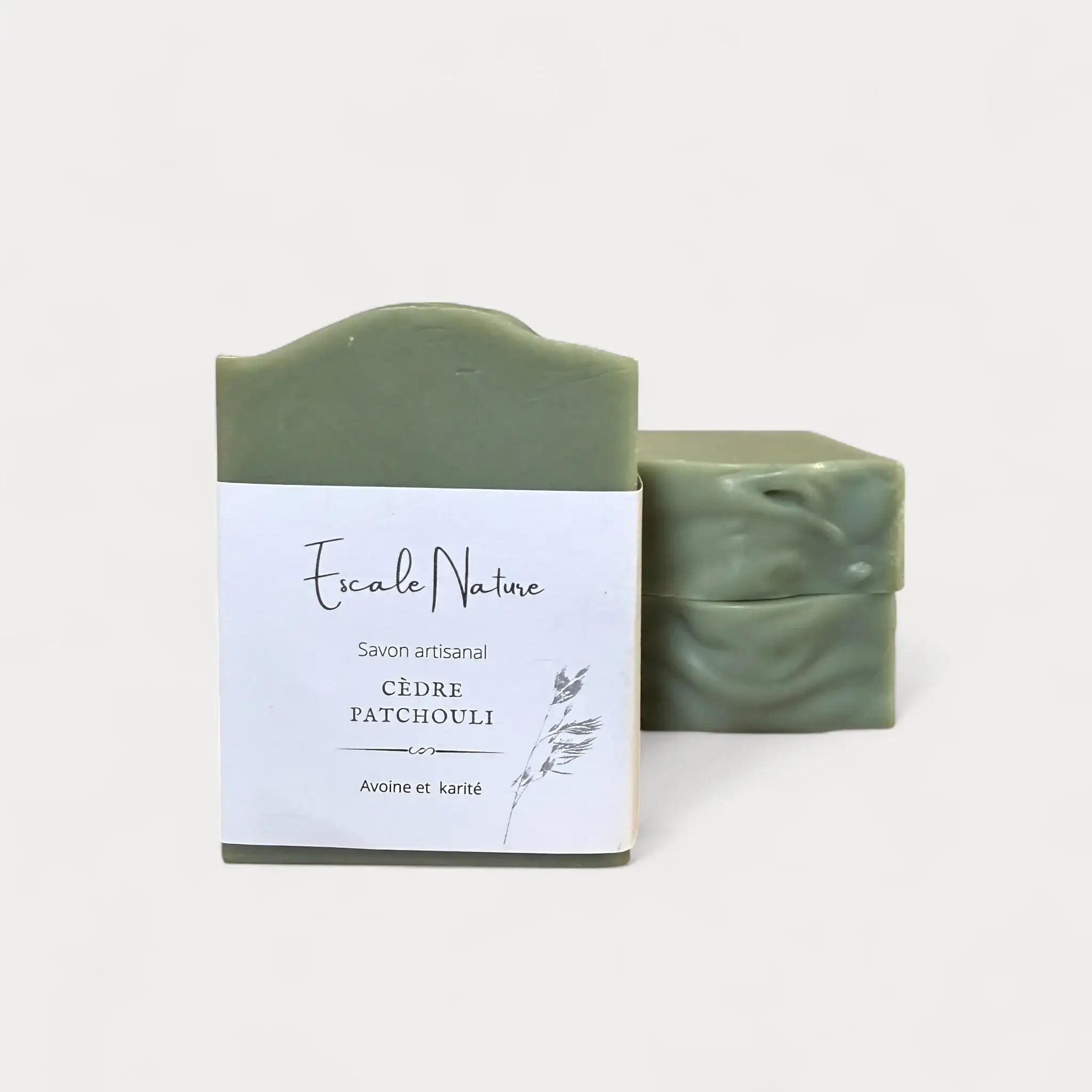 Savon pour homme artisanal et naturel cèdre et patchouli. Savon solide fait au Québec  par Savonnerie Escale Nature