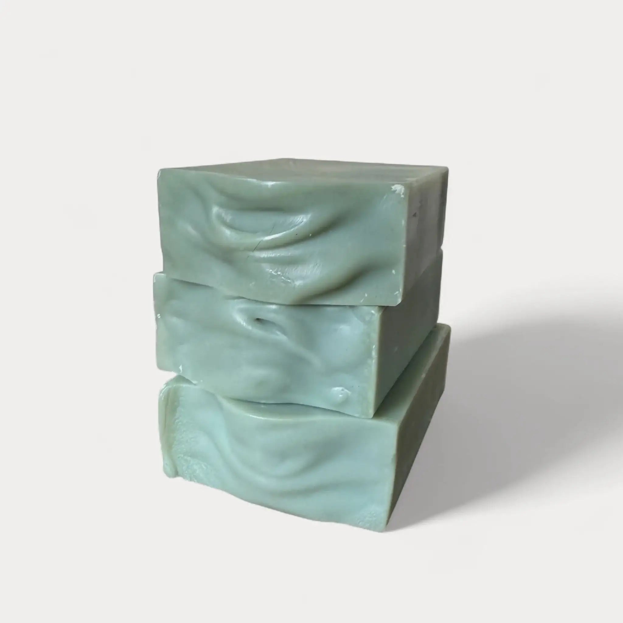 Savon pour homme artisanal et naturel cèdre et patchouli. Savon solide fait au Québec  par Savonnerie Escale Nature