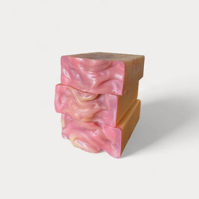 Savon naturel et artisanal pêches et cerises. Savon hydratant solide fait au Québec par Savonnerie Escale Nature