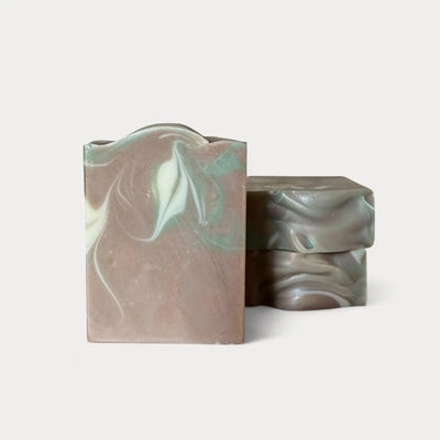 Savon naturel et artisanal pour homme pin et cèdre avec avoine et beurre de karité - Savon solide par Savonnerie Escale Nature au Québec