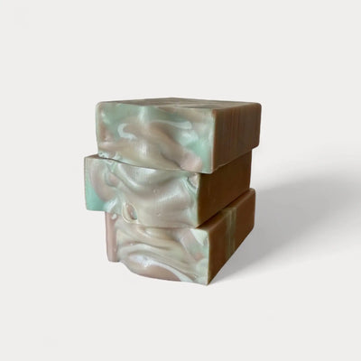 Savon naturel et artisanal pour homme pin et cèdre avec avoine et beurre de karité - Savon solide par Savonnerie Escale Nature au Québec