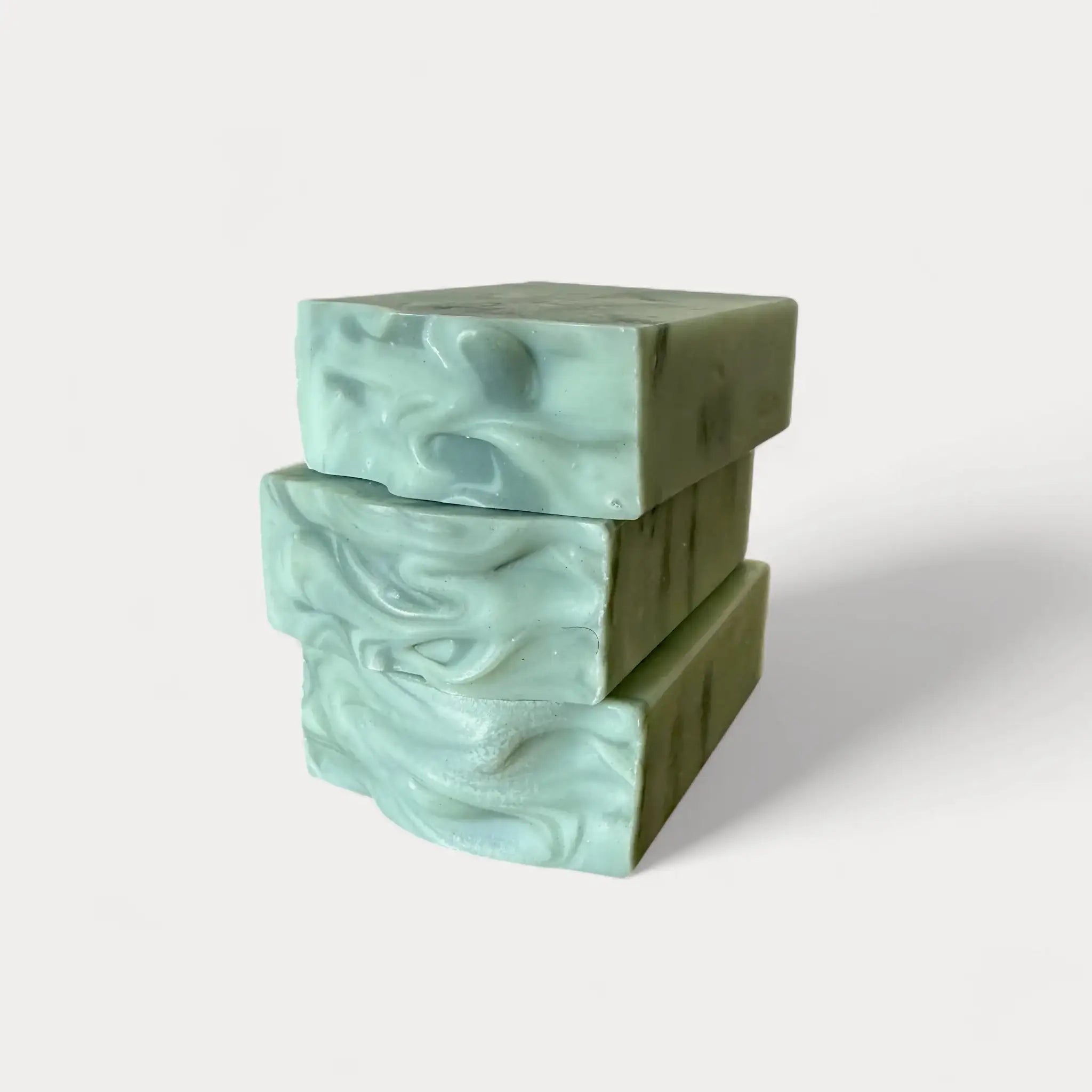 Savon naturel et artisanal aux huiles essentielles de sapin avec avoine et beurre de karité - Savon solide pour homme par Savonnerie Escale Nature au Québec