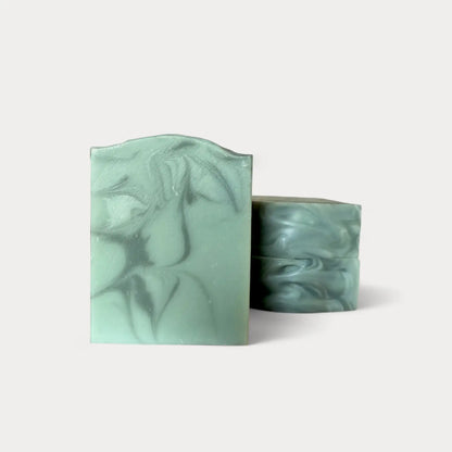 Savon naturel et artisanal aux huiles essentielles de sapin avec avoine et beurre de karité - Savon solide pour homme par Savonnerie Escale Nature au Québec