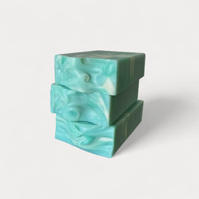 Savon artisanal naturel eucalyptus avec avoine et beurre de karité - Savon solide par Savonnerie Escale Nature au Québec 